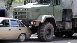 ПН TV: Тройное ДТП в Николаеве с двумя пострадавшими: военный «КрАЗ» смял «легковушку»