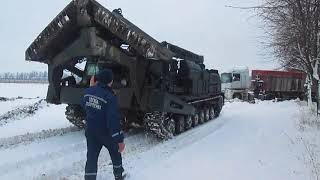 За допомогою БАТ-2 вінницькі рятувальники витягли багатотонну вантажівку з кювету