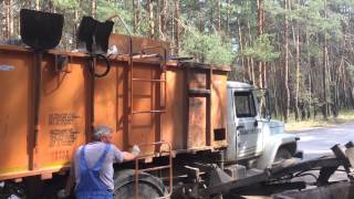 Мусоровоз ГАЗ загружает контейнеры, с мусором, объемом 0,8 куб.м в Калуге
