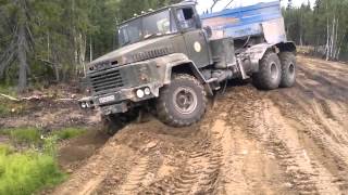 Автомобиль КрАЗ 260 преодолевает тяжелое бездорожье в грязи