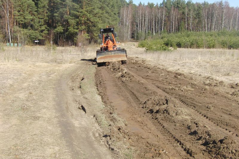 Форма дороги. Планировка грунтовой дороги автогрейдером. Профилирование дороги грейдером. Профилированных грунтовых дорог. Грейдер грунтовая дорога.