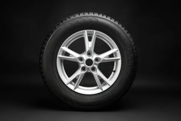 Автомобильных шин с алюминиевого сплава колеса — стоковое фото