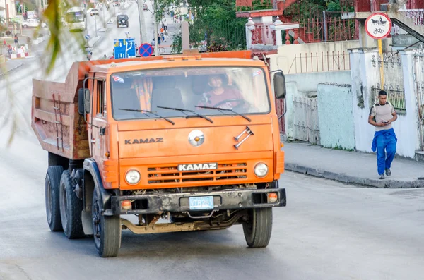 Старый грузовик «КАМАЗ» работает — стоковое фото