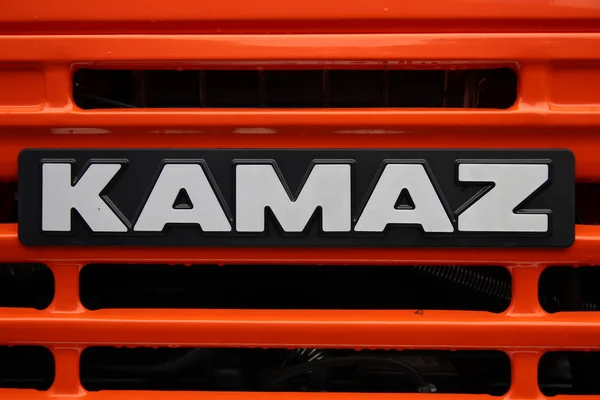 Специальные дорожные машины. тракторных деталей, устройств логотип КАМАЗ — стоковое фото
