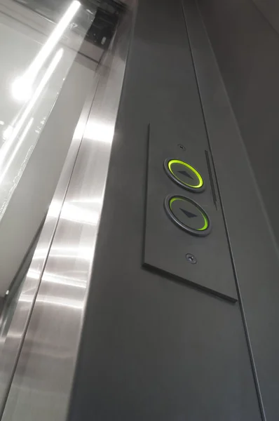 Зеленая подсветка Лифт кнопки и стеклянные и алюминиевые двери — стоковое фото