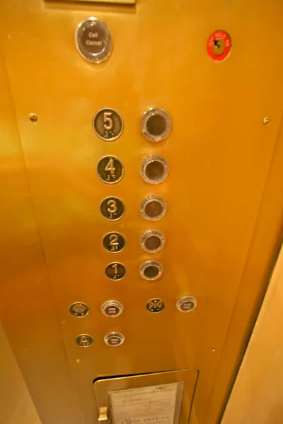 Кнопки лифта — стоковое фото