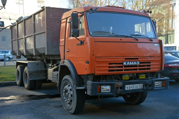 Оранжевый грузовик «КАМАЗ» — стоковое фото