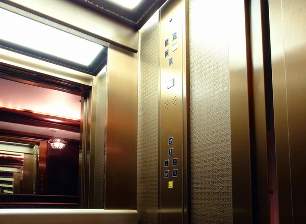 Пассажирская каюта лифта — стоковое фото