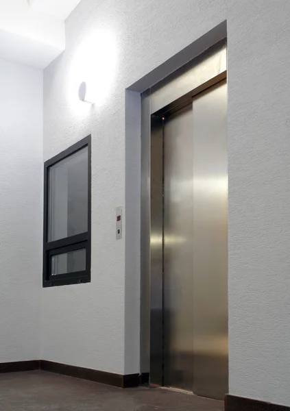 Пассажирская каюта лифта — стоковое фото