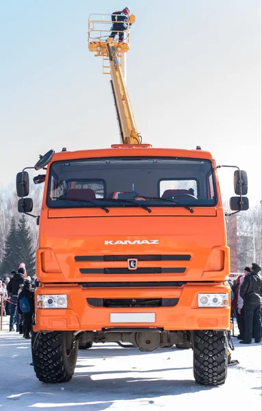 Осинники, Россия - 21 февраля 2015: Оранжевый грузовик «КАМАЗ» — стоковое фото