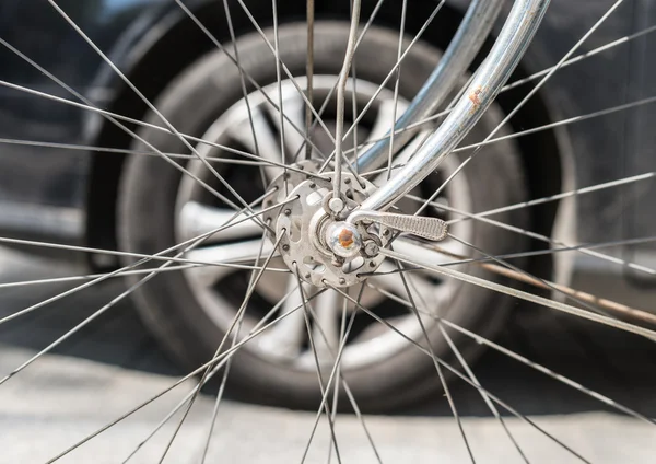 Велосипедное колесо с колеса автомобиля — стоковое фото