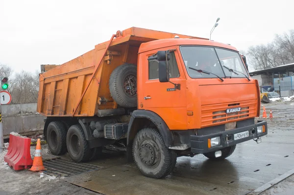 Самосвал КАМАЗ - 65115 о negotable точке таяния снега, Москва — стоковое фото