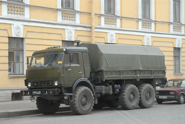 Военный грузовик КАМАЗ-43114 на улице — стоковое фото