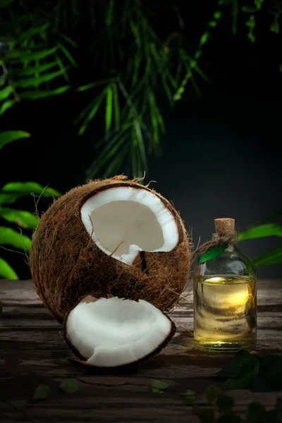 Крупным планом вид приятный свежий кокосовый на фоне зеленых листьев — стоковое фото