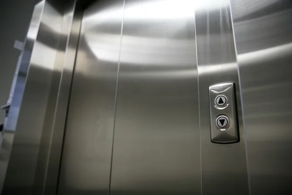 Лифт или отменить закрытые металлические двери и кнопки — стоковое фото