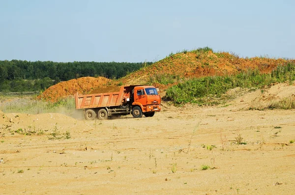 Автомобиль «КАМАЗ» транспортировка грунта на сайте для добычи золота — стоковое фото