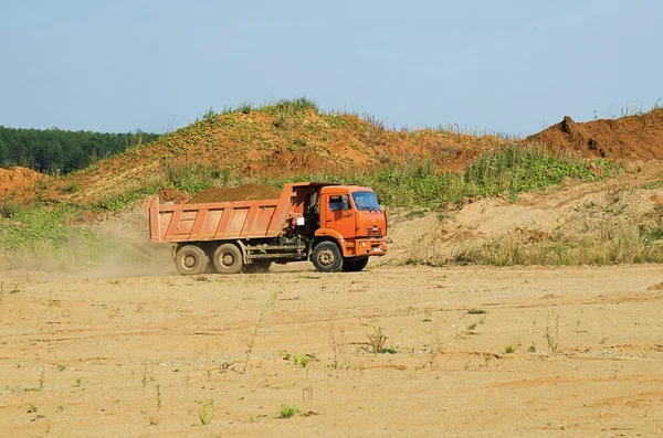 Автомобиль «КАМАЗ» транспортировка грунта на сайте для добычи золота — стоковое фото