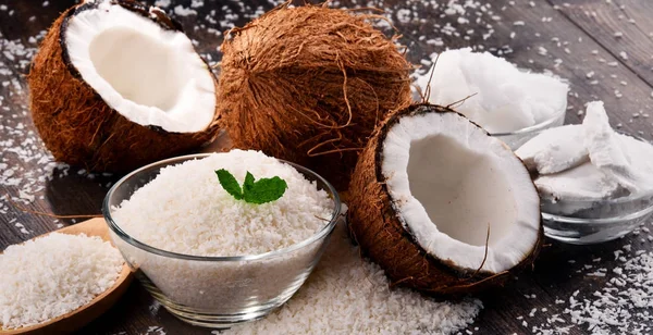 Композиция с чашей тертый кокосовый орех и снарядов — стоковое фото