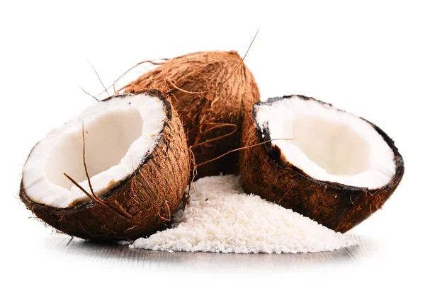Композиция с тертым кокосом и снарядов, изолированные на белом — стоковое фото