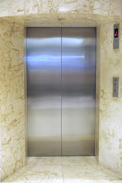 Вид Спереди Лифт Мрамор Стен Металлических Дверей — стоковое фото