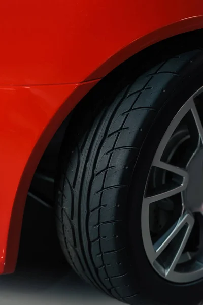 Обрезанное Выстрел Колеса Красный Спортивный Автомобиль — стоковое фото