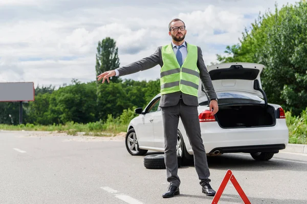 Handsome Businessman Light Green Vest Stopping Car Road — стоковое фото