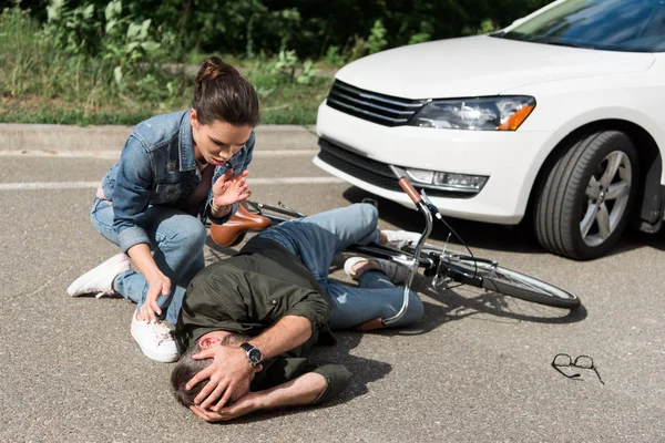 Female Driver Helping Male Biker Car Accident Road — стоковое фото