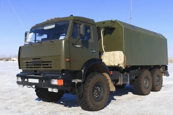 Спасательная военный грузовик, автомобиль khaky на antenne ти голубое небо — стоковое фото