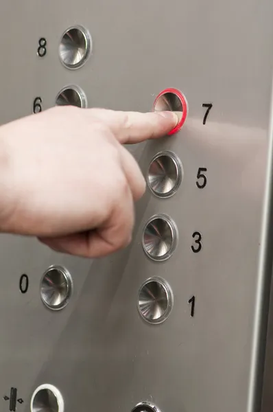 Человек, нажимая кнопки на Лифт — стоковое фото