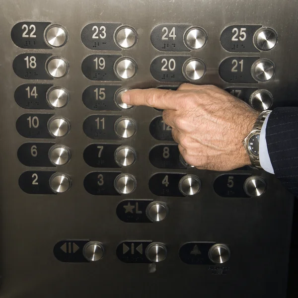 Нажав кнопку Лифт — стоковое фото
