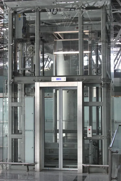 Большой стеклянный Лифт Камера в airportr — стоковое фото
