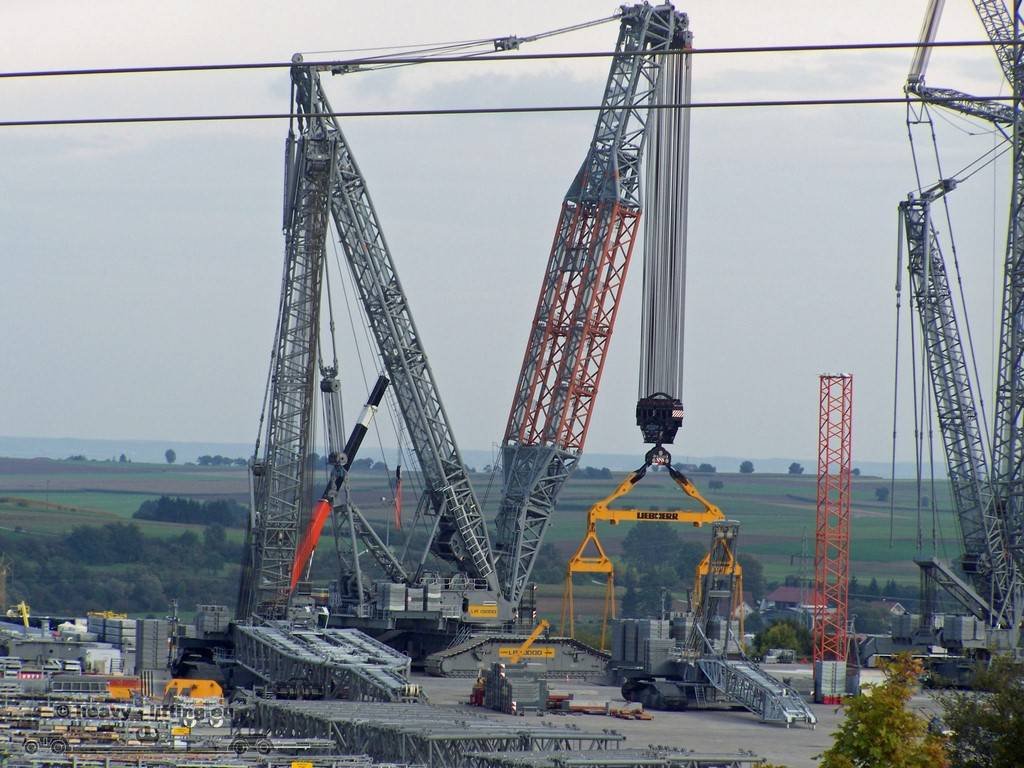 Самый кран. Liebherr LR 13000. Кран Либхер LR 13000. Гусеничный кран с решетчатой стрелой Liebherr LR 13000. Liebherr LR 13000 технические.